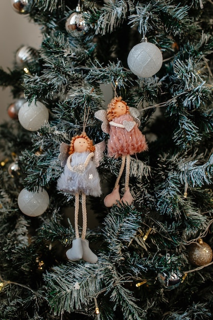 Świąteczne zabawki w postaci dwóch małych dziewczynek wiszących na drzewie