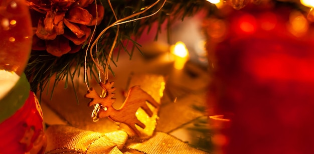 Zdjęcie Świąteczne zabawki zbliżenie świąteczna dekoracja w ciepłych kolorach boże narodzenie i nowy rok