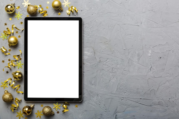 Świąteczne zakupy online z domu Tablet PC z pustym białym wyświetlaczem widok górny Tablet z przestrzenią kopiowania na kolorowym tle z dekoracjami świątecznymi kulkami Tło sprzedaży świąt zimowych
