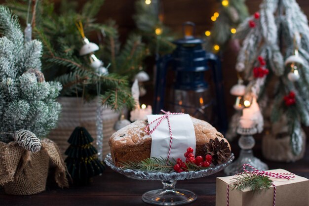 Świąteczny ciasto na tle choinki z światłami Serwowanie produktów z mąki