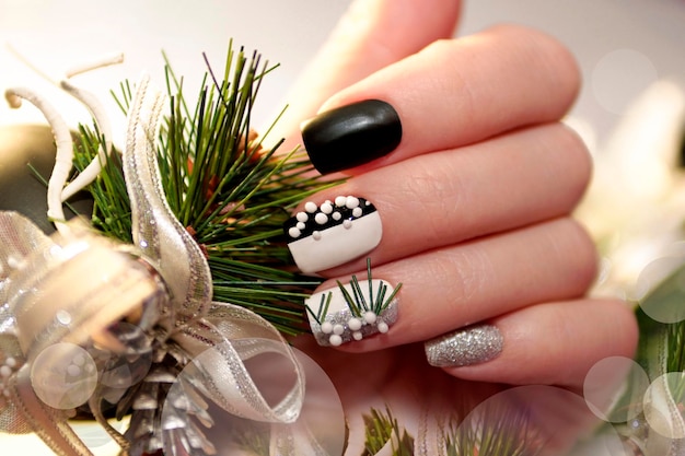 Świąteczny czarno-biały manicure