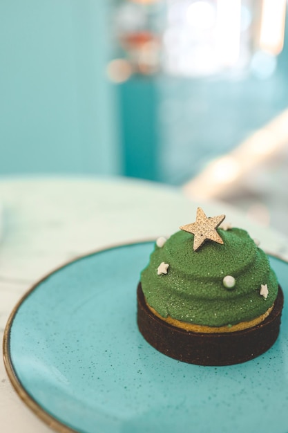 Świąteczny deser w kawiarni w kształcie choinki