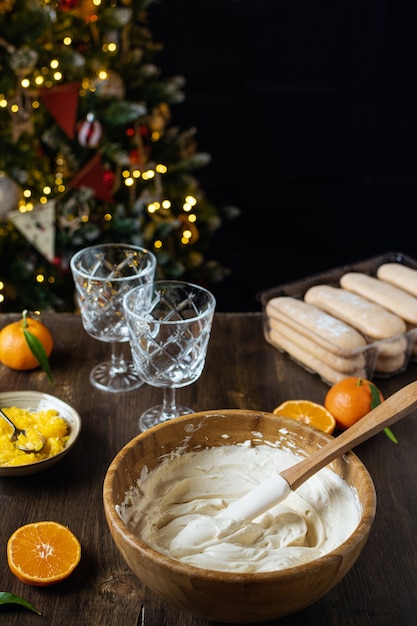 Świąteczny deser warstwowy, sernik bez pieczenia lub drobiazg z mandarynkami i czekoladą