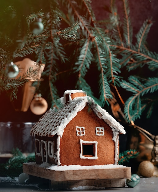 Zdjęcie Świąteczny domek z piernika ozdobiony kremem