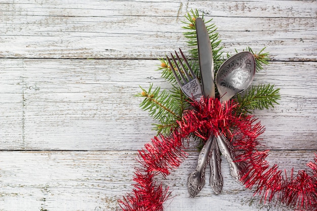 Zdjęcie Świąteczny drewniany stół z nożem, widelcem i łyżką