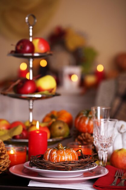 Świąteczny jesienny stół do serwowania w pokoju