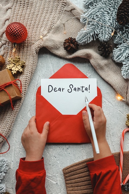 Świąteczny list od dziecka do Świętego Mikołaja z napisem Dear Santa