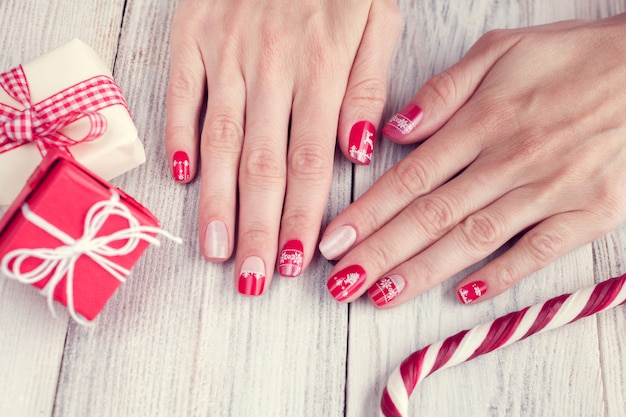 Świąteczny manicure artystyczny, kolor czerwony i biały