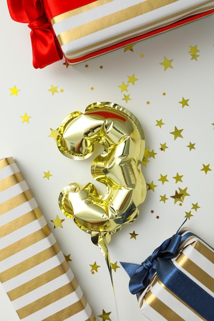 Zdjęcie Świąteczny numer 3 wykonany ze złotych balonów