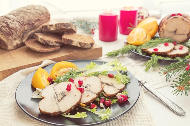 Świąteczny obiad Nadziewana pierś kurczaka z ziołami, pomidorami, granatem i przyprawami na świątecznym tle Kolorowanie i obróbka zdjęcia