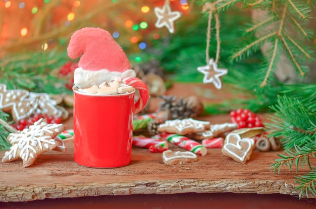 Świąteczny okres świąteczny Ciasteczka dla Świętego Mikołaja Świąteczne ciastko w kształcie czapki Mikołaja i gorącej czekolady