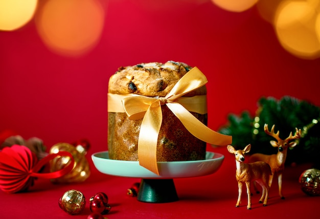 Świąteczny panettone ozdobiony na świąteczny stół, widok z przodu