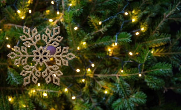 Świąteczny płatek śniegu na Xmas jodłowe i bokeh zaświeca tło kopii przestrzeń Zimowa dekoracja świąteczna