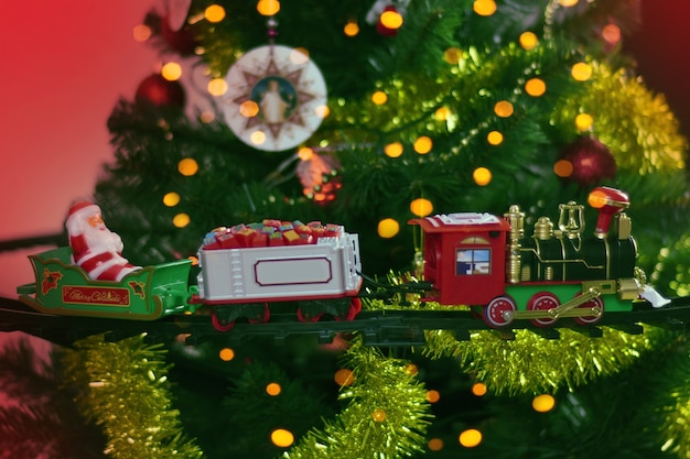 Świąteczny pociąg na drzewie