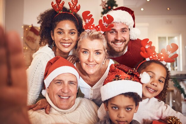 Świąteczny portret i selfie dużej rodziny w więzi domowej i razem Świąteczny uśmiech i twarz rodziców dzieci i dziadków międzyrasowe lub zdjęcie profilowe na imprezie lub wakacjach