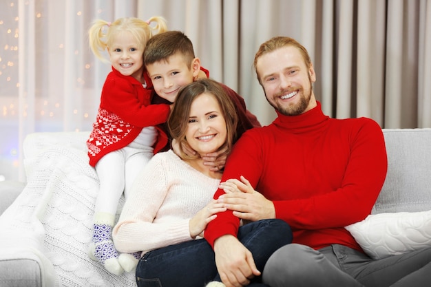 Świąteczny portret rodzinny w salonie w domu wakacyjnym