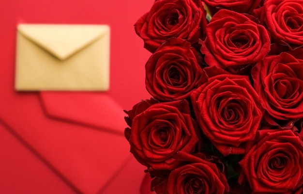 Świąteczny prezent kwiaty flatlay i szczęśliwy związek koncepcja list miłosny i dostawa kwiatów...