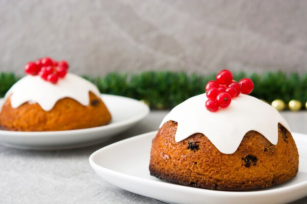 Świąteczny pudding na szarym kamieniu