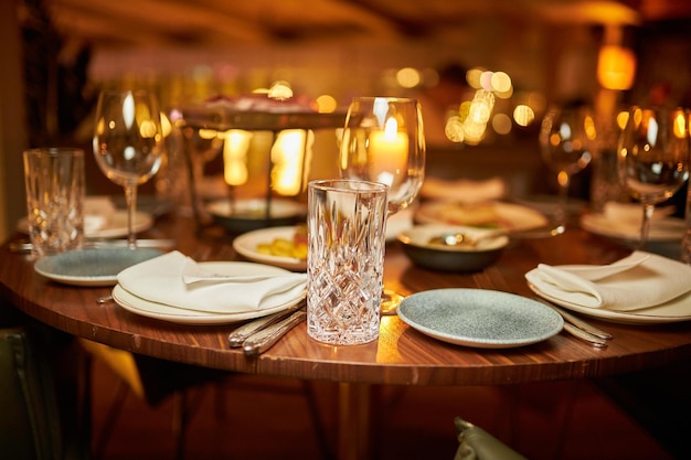 świąteczny stół nakrycie kieliszków talerze noże i widelce na stole zastawa stołowa