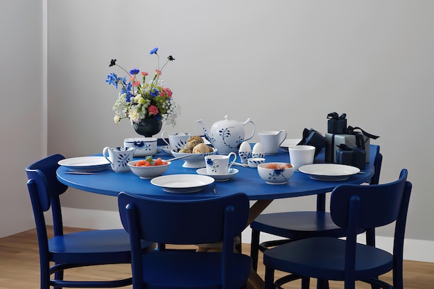 Świąteczny stół w niebieskich kolorach we wnętrzu domu