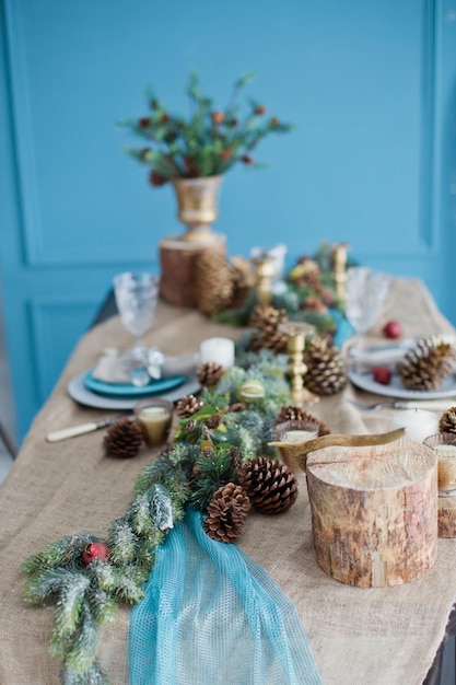 Zdjęcie Świąteczny stół z rustykalnymi dekoracjami