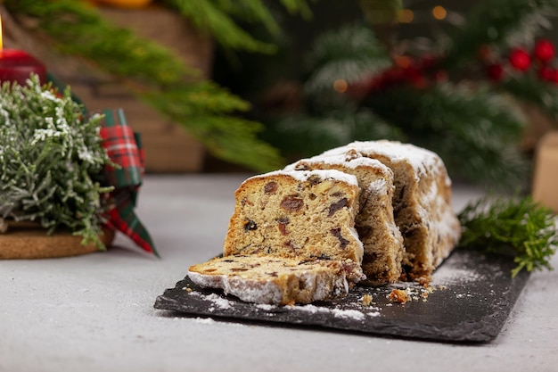 Zdjęcie Świąteczny stollen z mieszanką bakalii z bakaliami i cukrem pudrem na desce