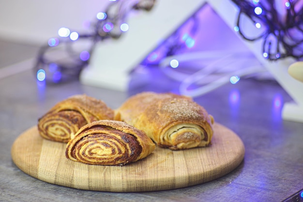 Świąteczny strudel z jabłkami na tle świateł