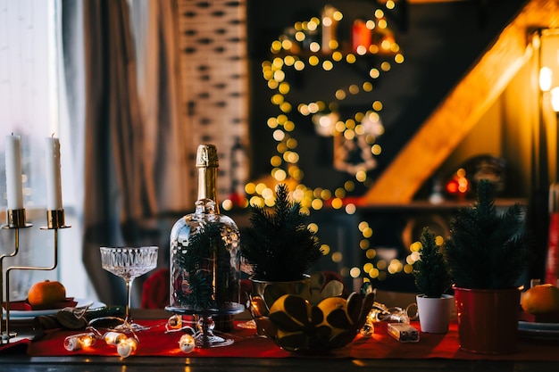 Świąteczny świąteczny stół w kuchni z dużą choinką i dekoracjami.