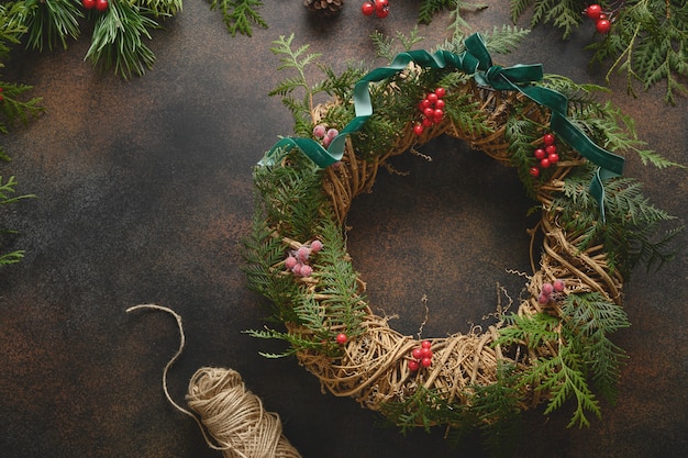 Świąteczny Wieniec Ze świeżej Naturalnej Gałęzi świerkowej Z Czerwonymi Jagodami Na Brązowym Tle Nowy Rok Xmas