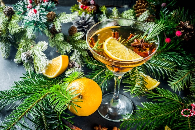 Świąteczny zimowy alkoholowy koktajl julig aperol spritz