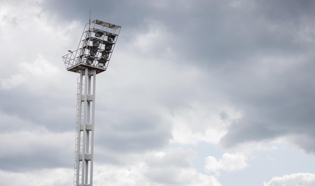 Światła stadionu na tle nieba. kopiuj przestrzeń