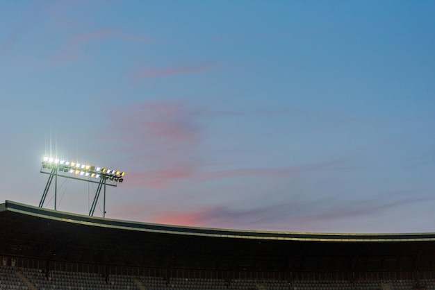 Światła stadionu na tle niebieskiego nieba