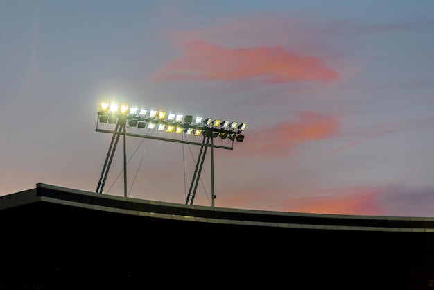 Światła stadionu świecą i oświetlają mecz piłkarski między U Cluj i PAOK Saloniki