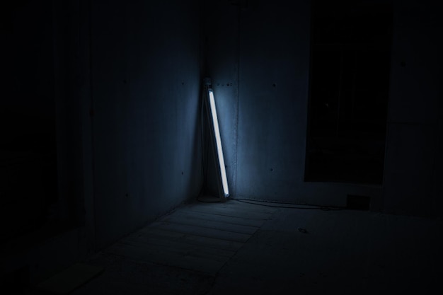 Światło fluorescencyjne przy ścianie na parkingu