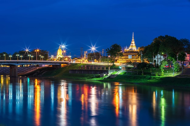Światło na rzece Nan na moście Naresuan i Chedi Wat Ratchaburana i Prang Wat Phra Si Rattana Mahathat również potocznie nad rzeką Nan i parkiem nocą w Phitsanulok Tajlandia