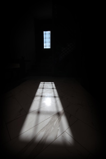 Zdjęcie Światło odbite od okna w pustym pokoju