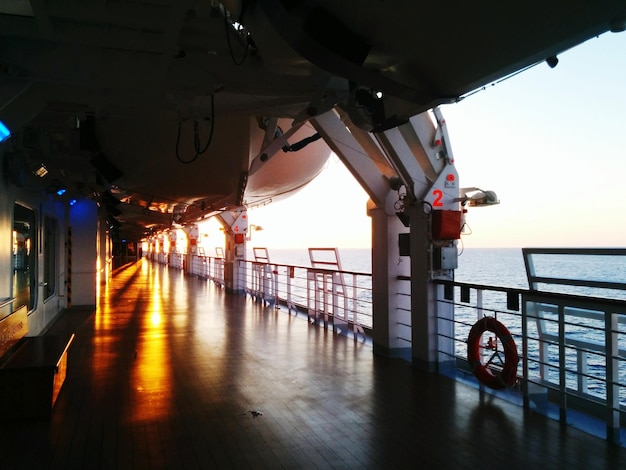 Zdjęcie Światło słoneczne padające na pokład łodzi na morzu
