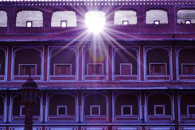 Zdjęcie Światło słoneczne wchodzące przez okno różowego budynku