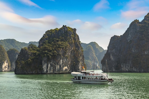 Zdjęcie Światowe dziedzictwo naturalne zatoka halong wietnam