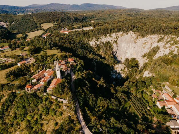 Zdjęcie Światowe dziedzictwo unesco skocjanske jame wieś skocjan z kościołem w tle jaskinia skocjan