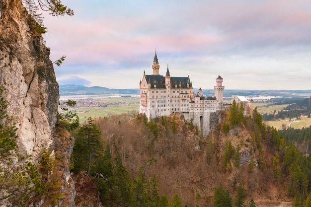 Światowej sławy atrakcja turystyczna w Alpach Bawarskich, bajkowy Neuschwanstein lub nowy zamek Swanstone, XIX-wieczny pałac odrodzenia romańskiego o zachodzie słońca, Hohenschwangau, Bawaria, Niemcy