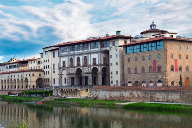 Światowej Sławy Muzeum Uffizi Na Brzegu Rzeki Arno, Florencja, Włochy