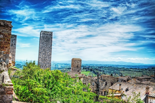 Światowej sławy wieże San Gimignano w pogodny dzień
