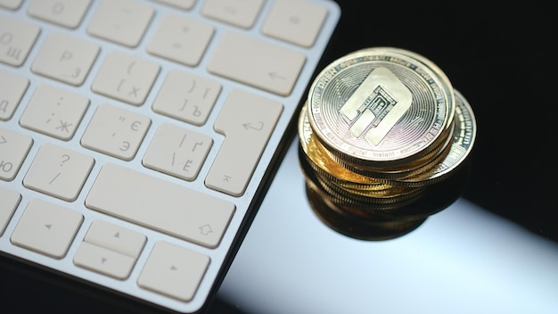 Światowy biznes kryptowalutowy Bitcoin i monety kreskowe w pobliżu klawiatury