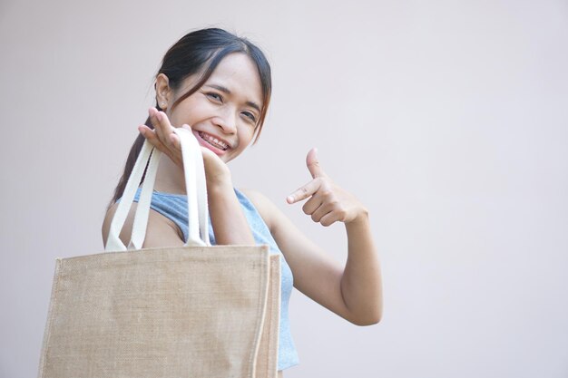 Światowy dzień bez plastiku Kobiety używają na zakupy toreb płóciennych zamiast plastikowych