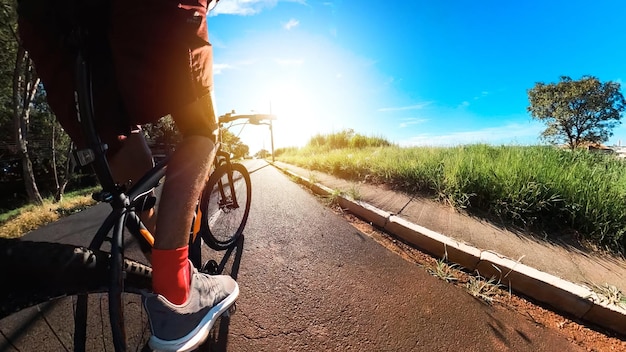 Zdjęcie Światowy dzień roweru murzyn bawi się na rowerze w parku miejskim
