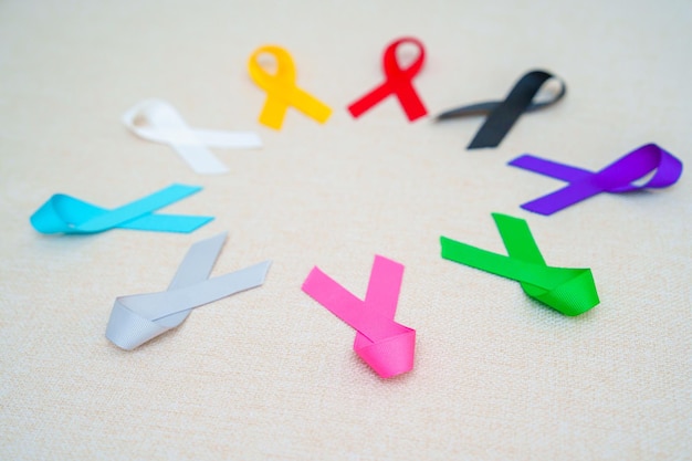 Zdjęcie Światowy dzień walki z rakiem 4 lutego kolorowe wstążki wspierające ludzi żyjących i chorych opieka zdrowotna walcząca z medycyną i narodowym dniem przeżycia raka koncepcja dnia świadomości autyzmu