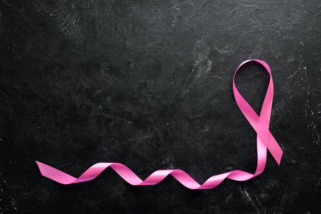 Zdjęcie Światowy dzień walki z rakiem wstążka świadomości raka piersi widok z góry darmowe miejsce na kopię