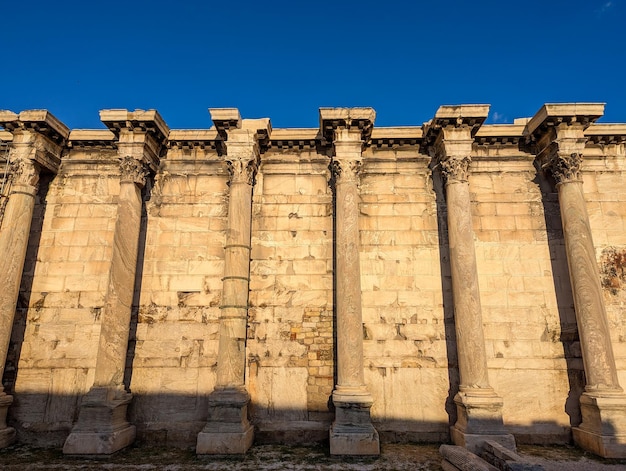 Świątynia artemidy to duży budynek z kolumnami i błękitnym niebem.