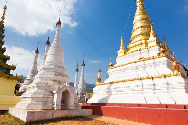 Świątynia buddyjska w pobliżu jaskini Pindaya położona obok miasta Pindaya Shan State Birma Myanmar Znane miejsce pielgrzymek buddyjskich i atrakcja turystyczna